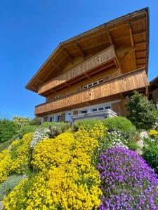 Zahrada ubytování CHALET EGGLEN "Typical Swiss House, Best Views, Private Jacuzzi"