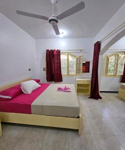 una camera con letto e ventilatore a soffitto di ABU Guest House a Aswan Altre 37 foto