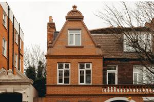 una casa de ladrillo con una torre encima en FiveM West Hampstead - North, en Londres