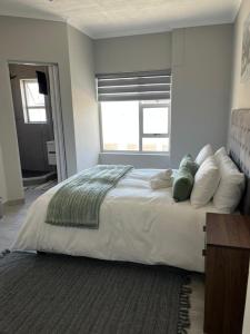 Ένα ή περισσότερα κρεβάτια σε δωμάτιο στο Oceanic Voyage Self Catering