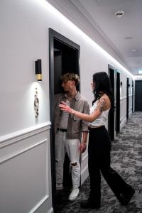 ウィーンにあるO11 Boutique Hotel Viennaの廊下に立っている男と女