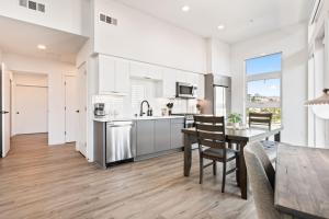a kitchen and dining room with a table and chairs at 2BD Modern DTLA Apartment Minutes from Dodger Stadium in Los Angeles