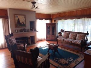a living room with a couch and a table at La Posada del Colono in Puerto Clocker