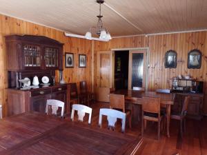 uma sala de jantar com uma mesa de madeira e cadeiras em La Posada del Colono em Puerto Clocker