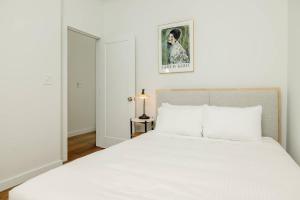 Ένα ή περισσότερα κρεβάτια σε δωμάτιο στο Lux Condo Steps to Washington Park - Walk to ALL