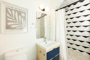 Ένα μπάνιο στο Lux Condo Steps to Washington Park - Walk to ALL +27 φωτογραφίες