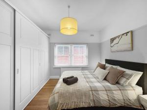 Кровать или кровати в номере Ground floor apartment, 250 metres to the beach