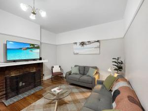 Телевизор и/или развлекательный центр в Ground floor apartment, 250 metres to the beach