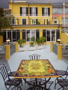 a patio with a table and chairs and a building at Residence Cielo e Mare in Moneglia
