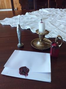 uma mesa com uma vela e um prato com um donut em La Posada del Colono em Puerto Clocker mais 37 fotografias