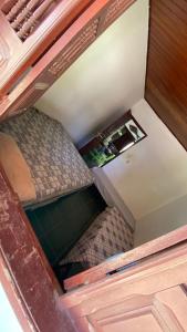 una vista sul soffitto di una camera con 2 letti di Casa barra Grande a Maragogi Altre 5 foto