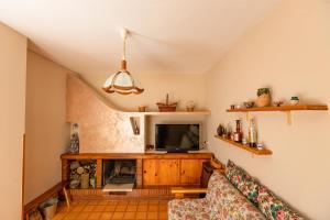 a living room with a fireplace and a tv at Gilardi Apartments in Cusano Mutri