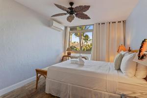 Rúm í herbergi á Nani Kai Hale 305 - Oceanview updated condo with AC at beachfront resort