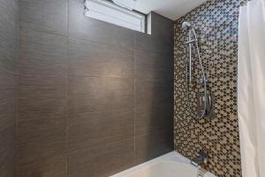Baðherbergi á Nani Kai Hale 305 - Oceanview updated condo with AC at beachfront resort