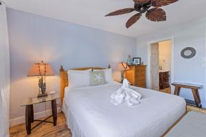 Rúm í herbergi á Nani Kai Hale 305 - Oceanview updated condo with AC at beachfront resort