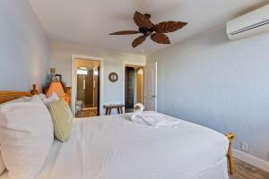 Rúm í herbergi á Nani Kai Hale 305 - Oceanview updated condo with AC at beachfront resort