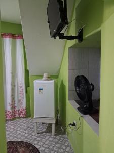 Η κουζίνα ή μικρή κουζίνα στο Kitnet 500m da praia