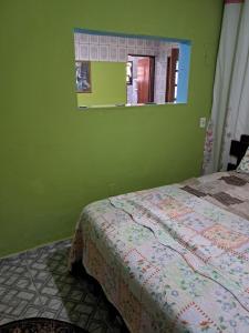 Ένα ή περισσότερα κρεβάτια σε δωμάτιο στο Kitnet 500m da praia