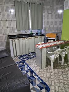 Η κουζίνα ή μικρή κουζίνα στο Kitnet 500m da praia