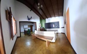 uma sala de estar com um sofá branco e uma mesa em Casa das Cores em Pirenópolis