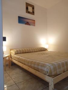 un dormitorio con una cama en una habitación en Appartamento del Moro, en Agrigento