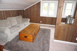 ein Wohnzimmer mit einer Couch und einem Couchtisch in der Unterkunft Moderne hytte plass for 10 in Rendalen