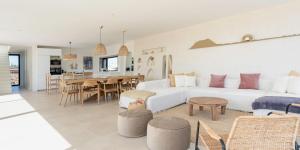 un salon avec un canapé blanc et une salle à manger dans l'établissement Villa Calma by Aura Collection, à Lajares