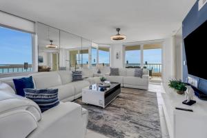 Et tv og/eller underholdning på Luxury Oceanfront Escape - Condo at Merida in Cape Marco