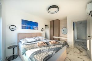 En eller flere senge i et værelse på Marina-Bay-Resort