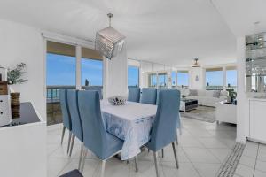 Et opholdsområde på Luxury Oceanfront Escape - Condo at Merida in Cape Marco