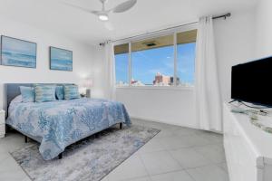 En eller flere senge i et værelse på Luxury Oceanfront Escape - Condo at Merida in Cape Marco