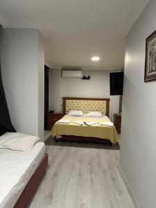 Postel nebo postele na pokoji v ubytování Brave otel