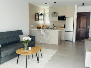 un soggiorno e una cucina con un divano e un tavolo di Endless Summer Suite - swimming pool - AC ad Adeje