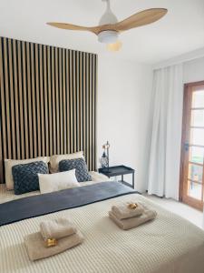 una camera da letto con un letto con due asciugamani sopra di Endless Summer Suite - swimming pool - AC ad Adeje Altre 35 foto
