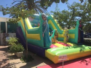 un tobogán acuático en un parque acuático en Hotel Mediterrani Blau en Sant Jaume d'Enveja