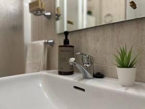 A bathroom at Like Home