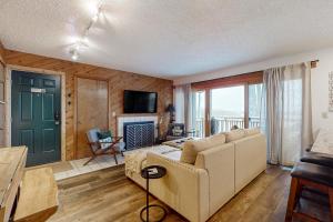 Afbeelding uit fotogalerij van Snowshoe Condo in Bellaire