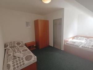 Postel nebo postele na pokoji v ubytování Patriot penzion + 3 fotografie