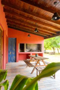 un patio con mesas de picnic y una puerta azul en Casa Quinta la PAVA GRADE, en Chascomús