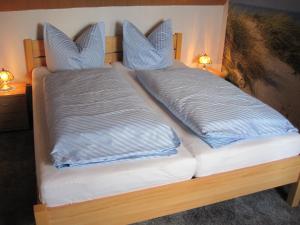 two beds with pillows on top of each other at Ferienwohnung Zawalla in Kamminke