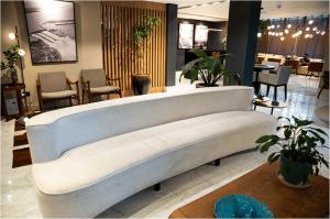 Uma área de estar em Nadai Confort Hotel e Spa