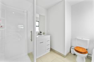 ein Badezimmer mit Toilette, Waschbecken und Dusche in der Unterkunft Puna Rise - Taupo Holiday Home in Taupo + 18 Fotos