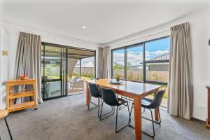 ein Esszimmer mit Tisch und Stühlen in der Unterkunft Puna Rise - Taupo Holiday Home in Taupo