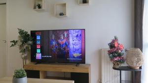 TV a/nebo společenská místnost v ubytování Le Cocon lumineux à 20mn de Paris et Orly