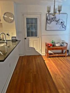 Кухня или мини-кухня в 4br Amber Creek House - mins from dwtwn Atl
 +10 фотографий