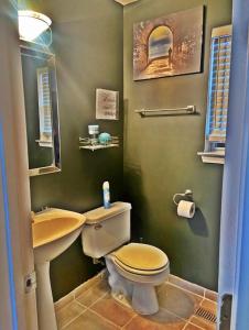 Ванная комната в 4br Amber Creek House - mins from dwtwn Atl