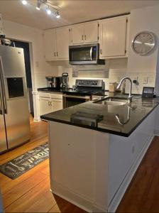 Кухня или мини-кухня в 4br Amber Creek House - mins from dwtwn Atl
