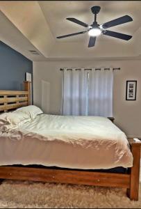 Кровать или кровати в номере 4br Amber Creek House - mins from dwtwn Atl