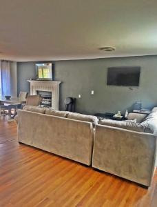 Телевизор и/или развлекательный центр в 4br Amber Creek House - mins from dwtwn Atl