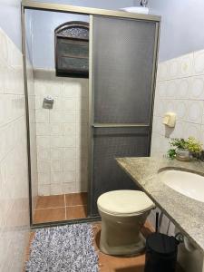 Koupelna v ubytování Aconchego - Casinha no Centro de Arraial do Cabo + 17 fotografií